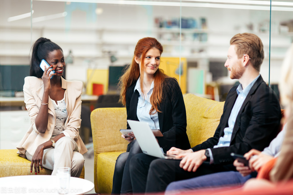 業務的人談話。技術在手